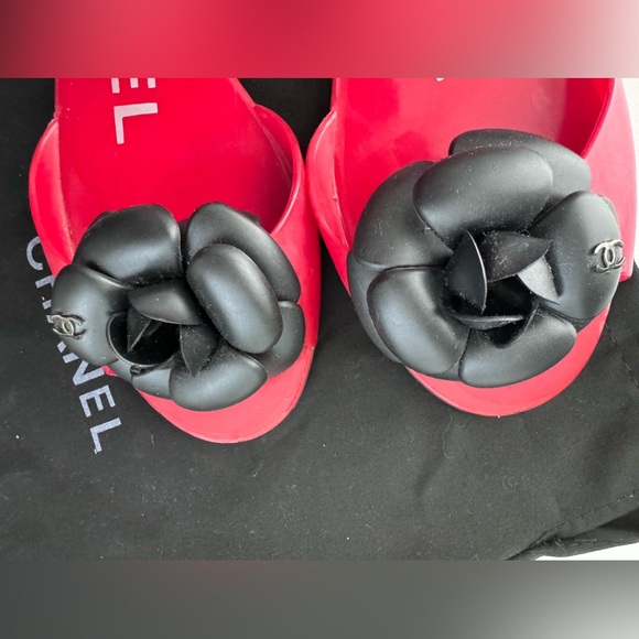 Gorgeous authentic Chanel Camellia jelly sandals size 36. Good condition! - Picture 2 of 7